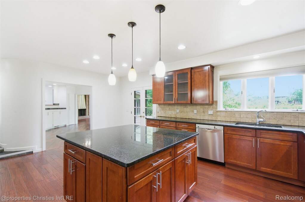 5 Bedroom Single Family Home/House's Image 22