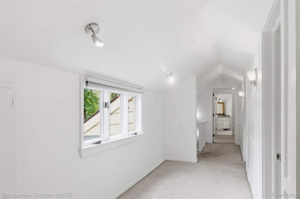 5 Bedroom Single Family Home/House's Image 28