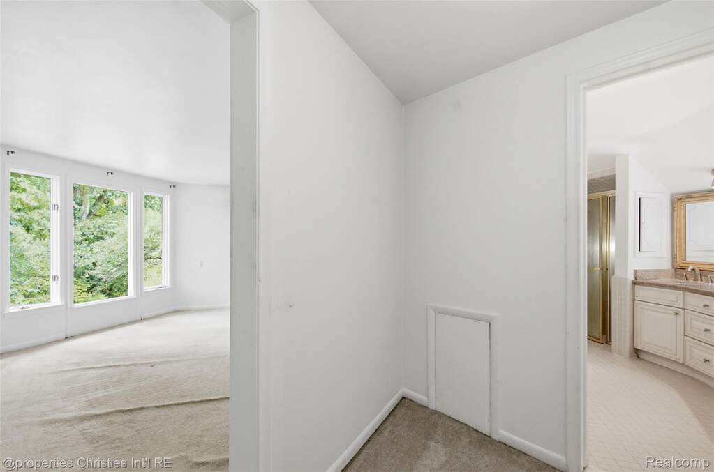 5 Bedroom Single Family Home/House's Image 29