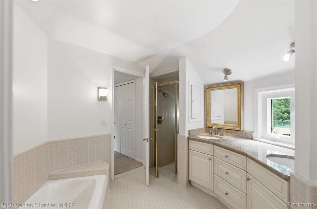 5 Bedroom Single Family Home/House's Image 30