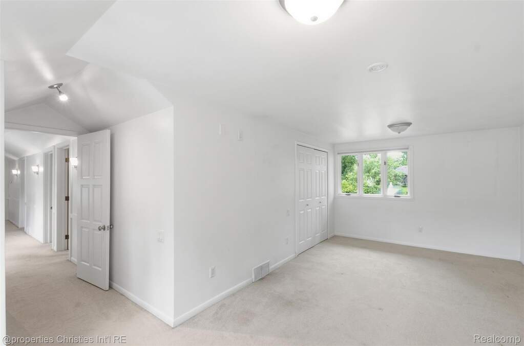 5 Bedroom Single Family Home/House's Image 37