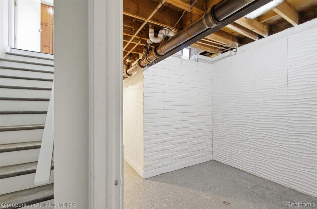 5 Bedroom Single Family Home/House's Image 40