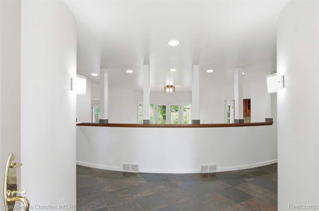 5 Bedroom Single Family Home/House's Image 4