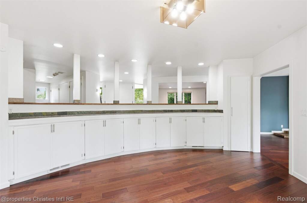 5 Bedroom Single Family Home/House's Image 5