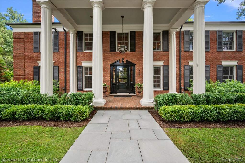 5 Bedroom Single Family Home/House's Image 9