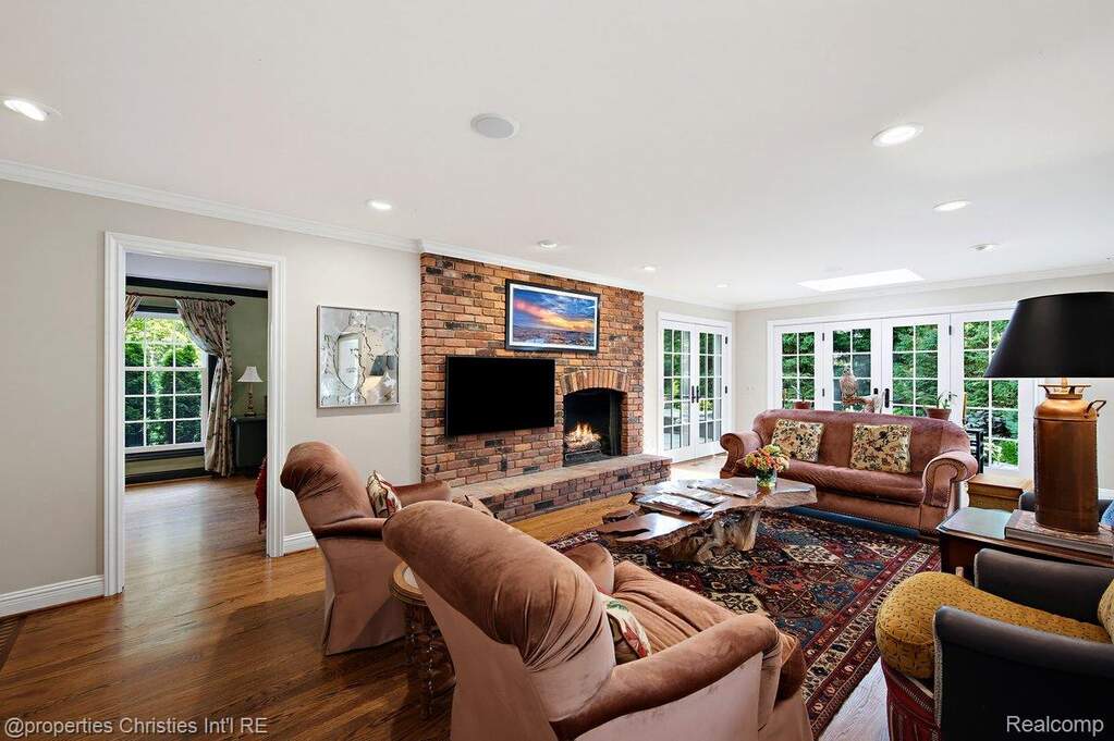 5 Bedroom Single Family Home/House's Image 18