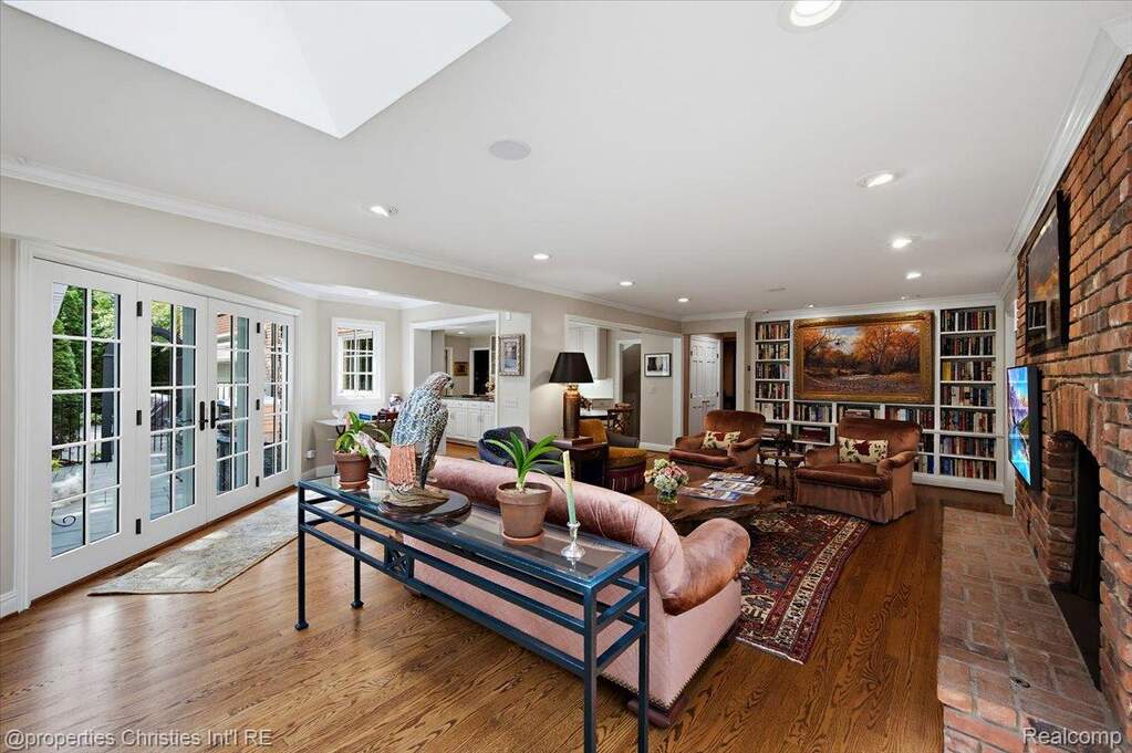 5 Bedroom Single Family Home/House's Image 20
