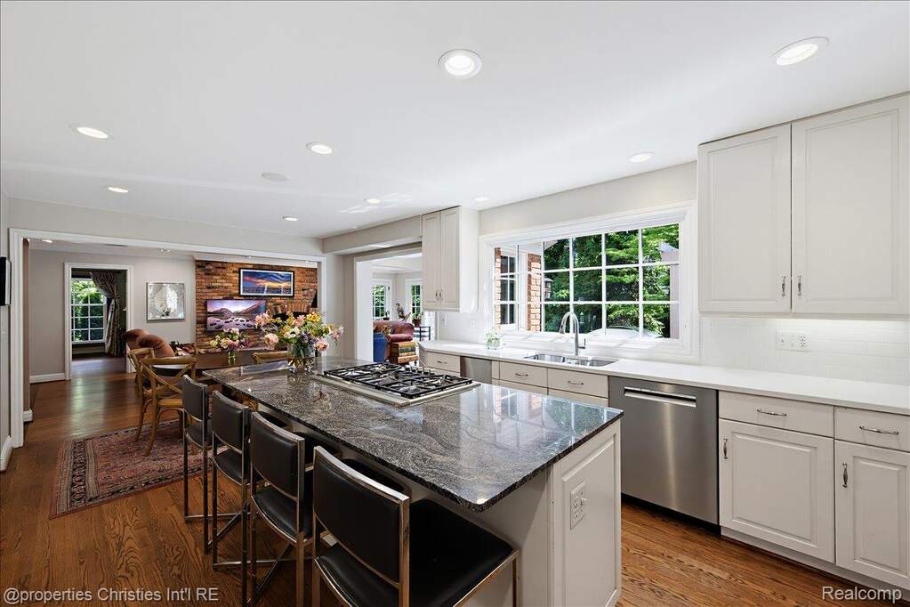 5 Bedroom Single Family Home/House's Image 24