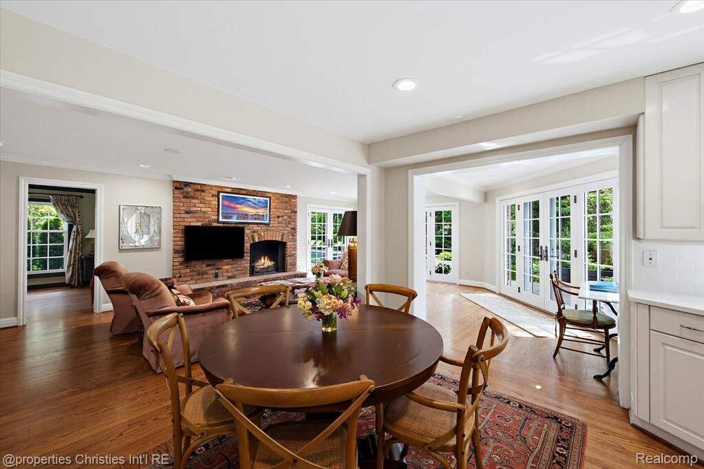 5 Bedroom Single Family Home/House's Image 25