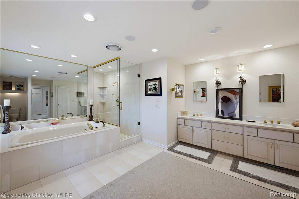 5 Bedroom Single Family Home/House's Image 34