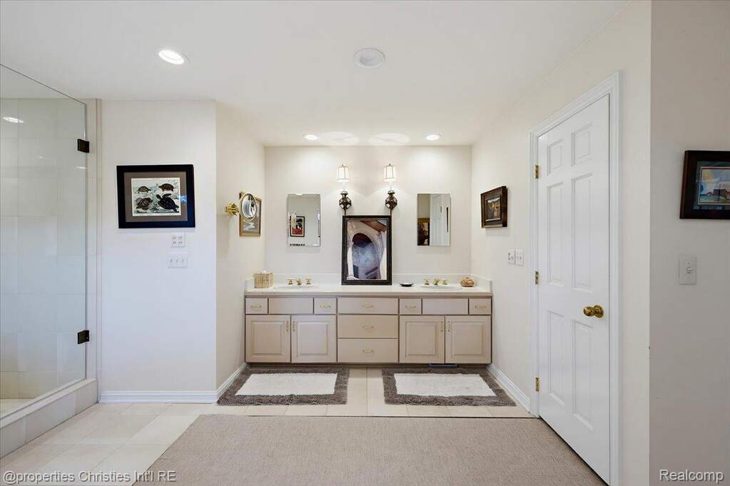 5 Bedroom Single Family Home/House's Image 35