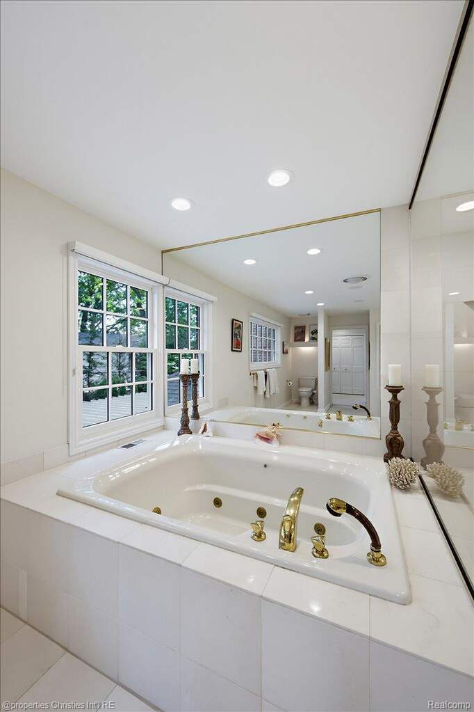 5 Bedroom Single Family Home/House's Image 37