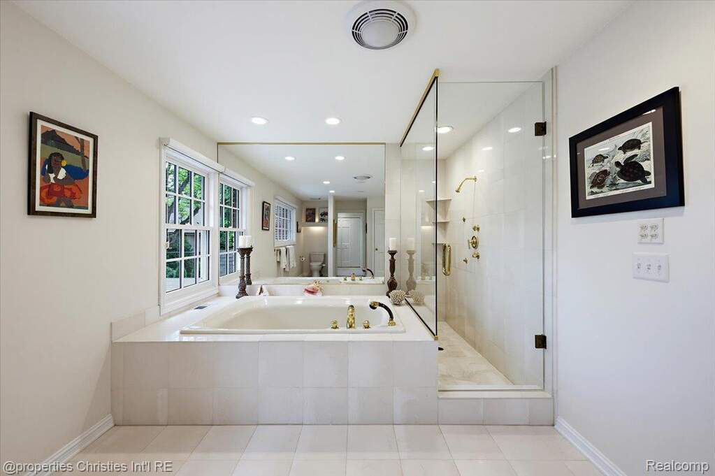 5 Bedroom Single Family Home/House's Image 38