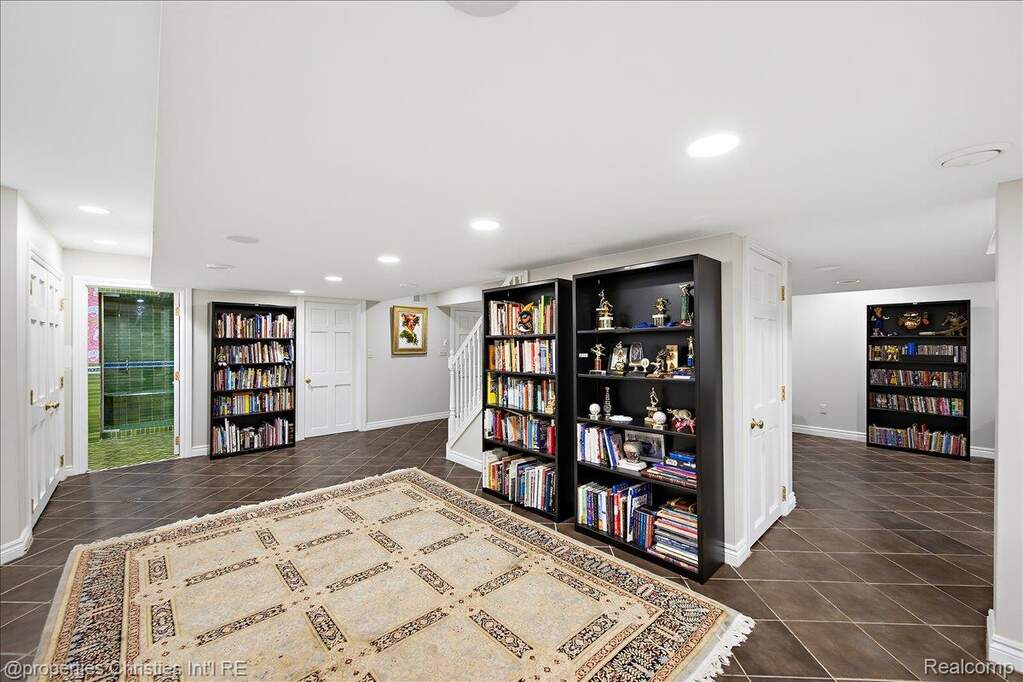 5 Bedroom Single Family Home/House's Image 53