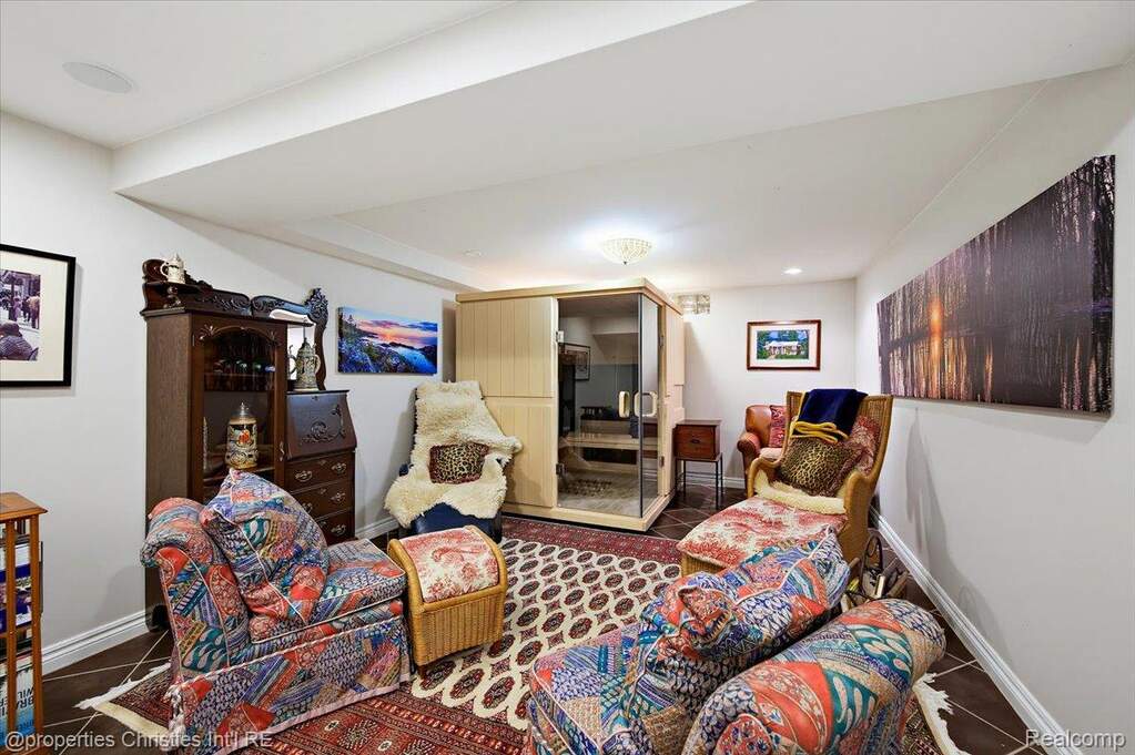 5 Bedroom Single Family Home/House's Image 54