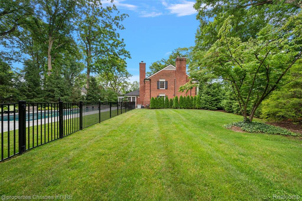 5 Bedroom Single Family Home/House's Image 4
