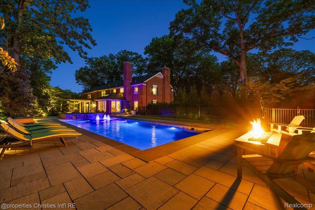5 Bedroom Single Family Home/House's Image 5