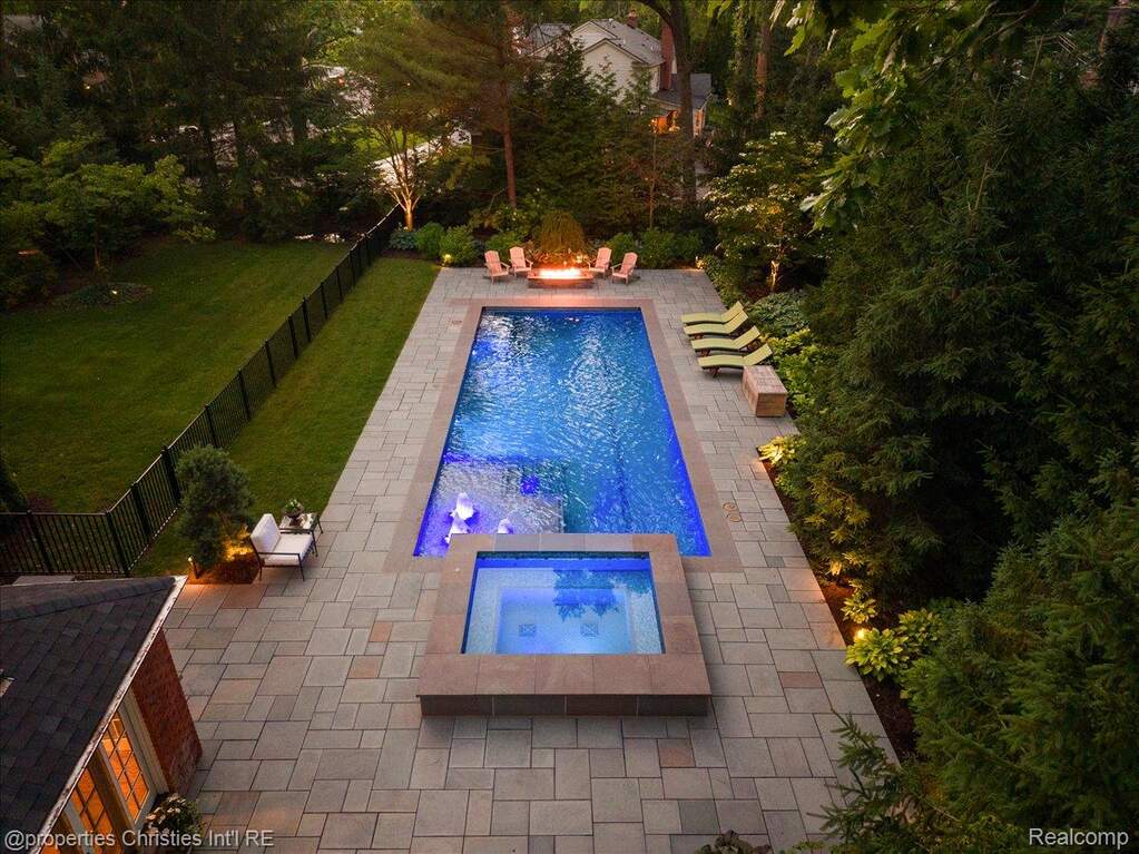 5 Bedroom Single Family Home/House's Image 6