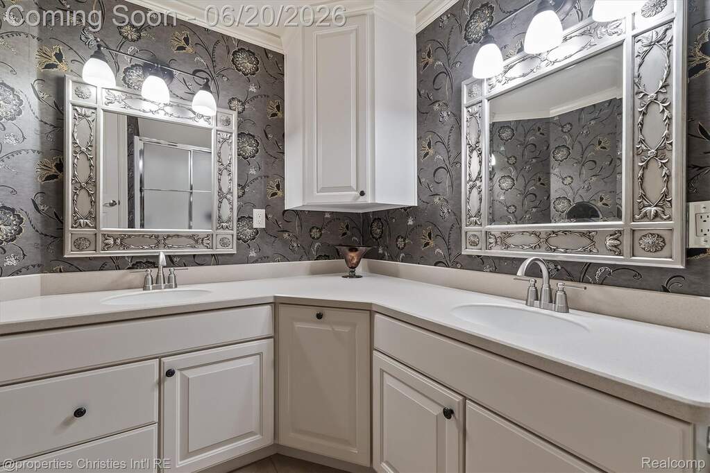 5 Bedroom Single Family Home/House's Image 28