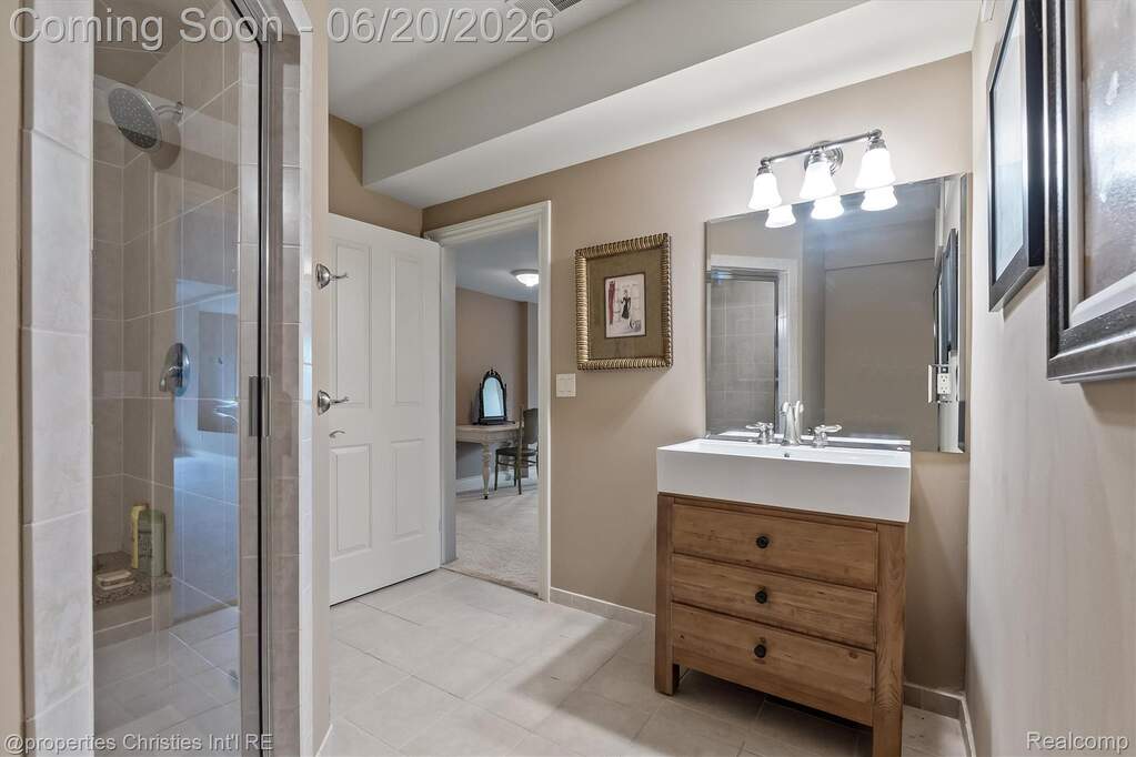 5 Bedroom Single Family Home/House's Image 32