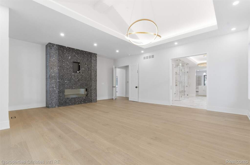 6 Bedroom Single Family Home/House's Image 7