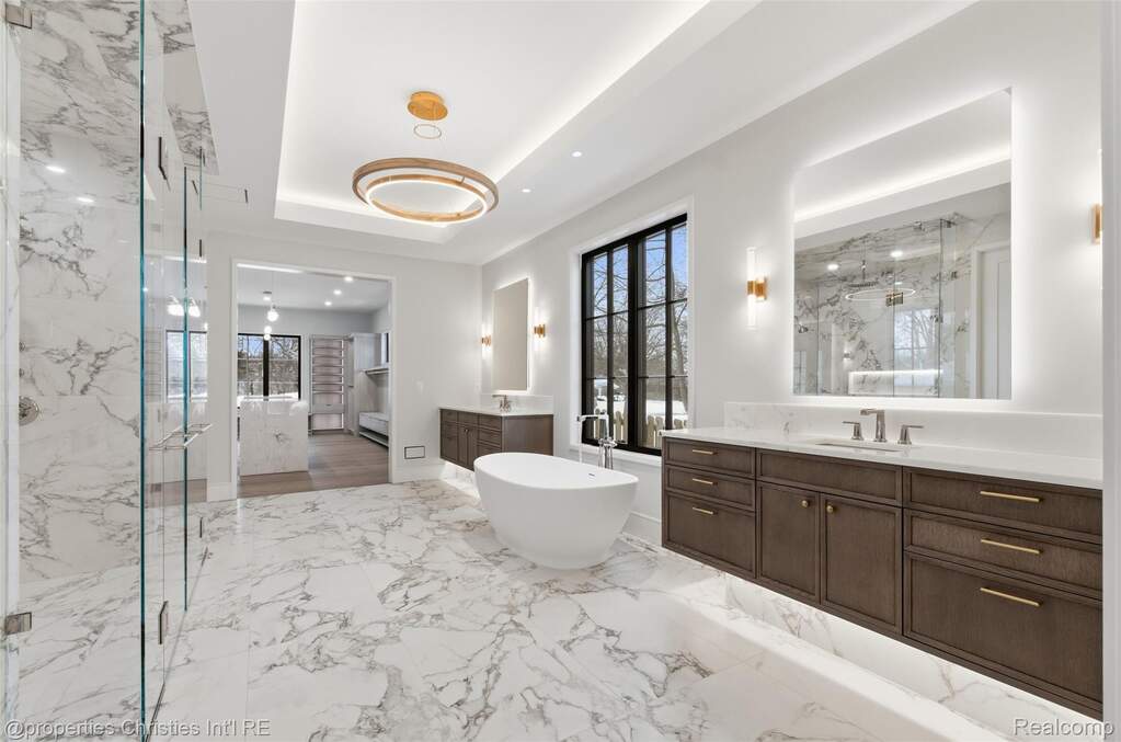 6 Bedroom Single Family Home/House's Image 8