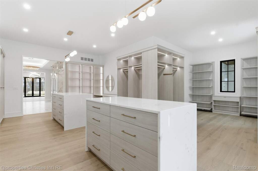 6 Bedroom Single Family Home/House's Image 9