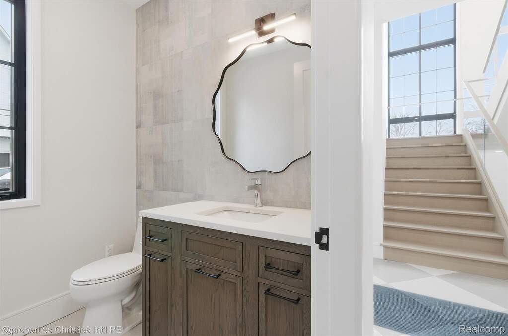 6 Bedroom Single Family Home/House's Image 11