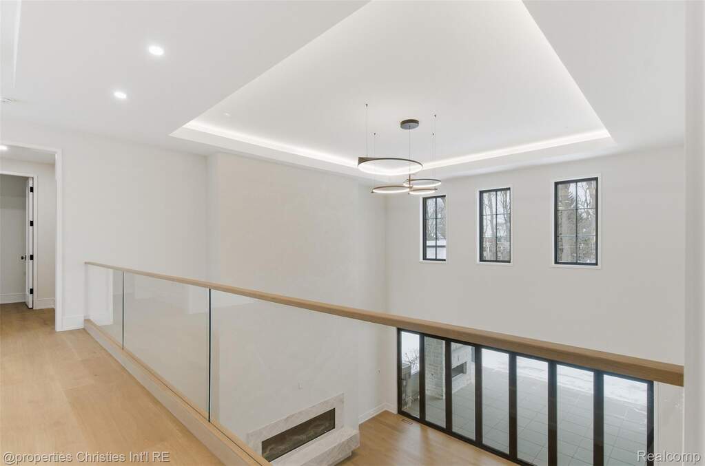 6 Bedroom Single Family Home/House's Image 17