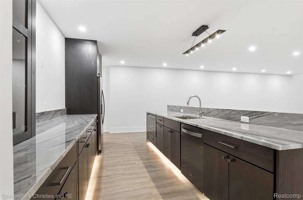 6 Bedroom Single Family Home/House's Image 18