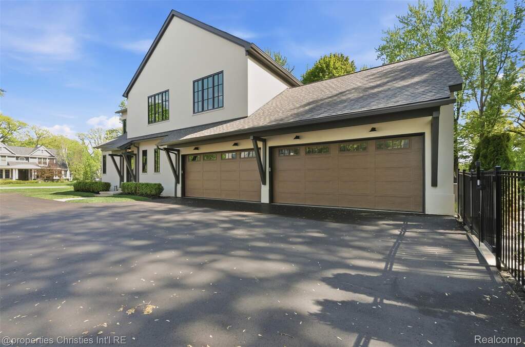 6 Bedroom Single Family Home/House's Image 24