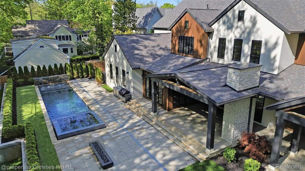 6 Bedroom Single Family Home/House's Image 26