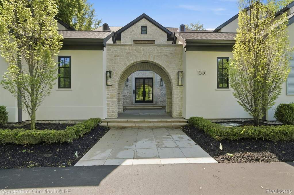 Gorgeous curb appeal