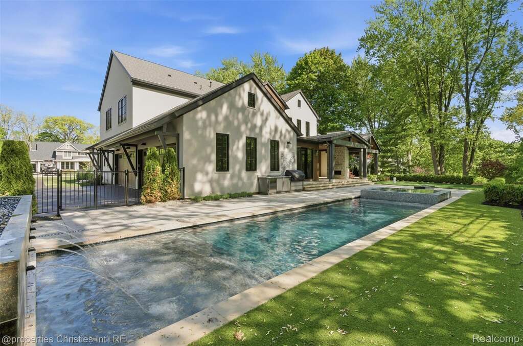 6 Bedroom Single Family Home/House's Image 27