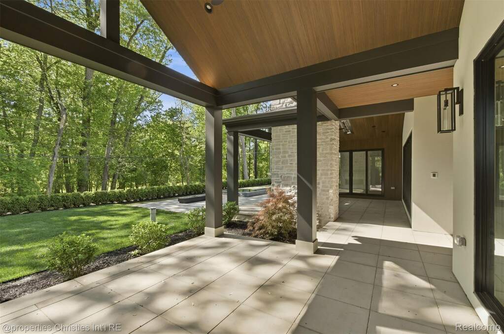 6 Bedroom Single Family Home/House's Image 28