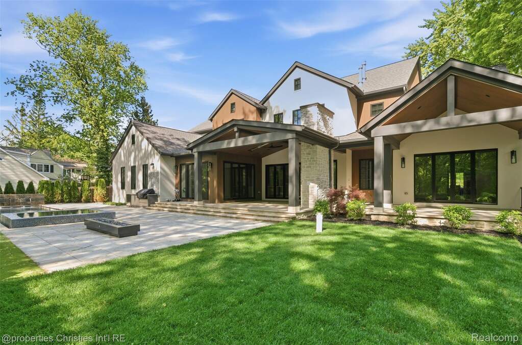 6 Bedroom Single Family Home/House's Image 30