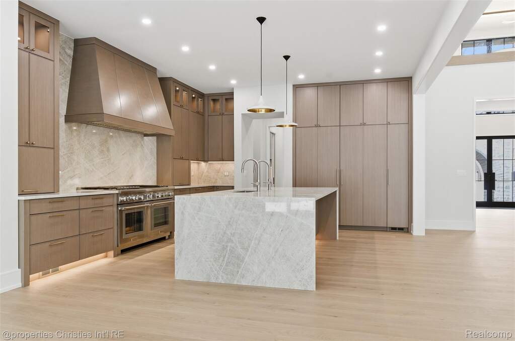 6 Bedroom Single Family Home/House's Image 3