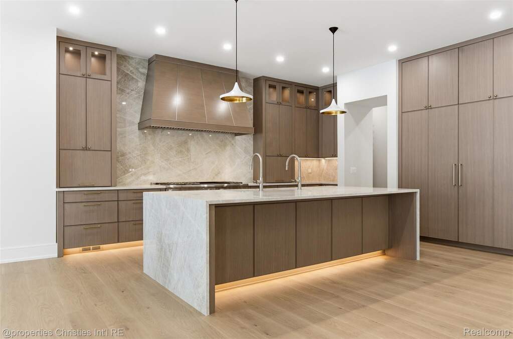 6 Bedroom Single Family Home/House's Image 5