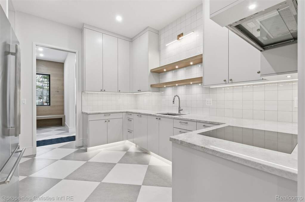 6 Bedroom Single Family Home/House's Image 6