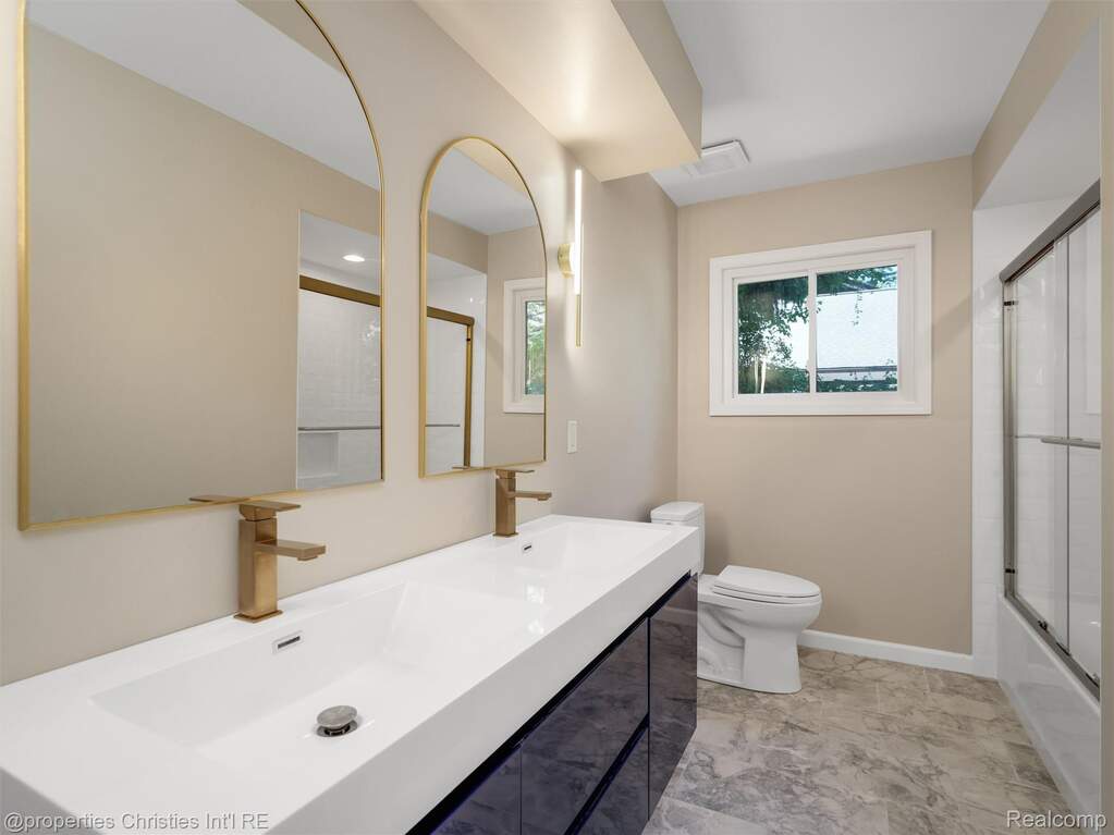 4 Bedroom Single Family Home/House's Image 24