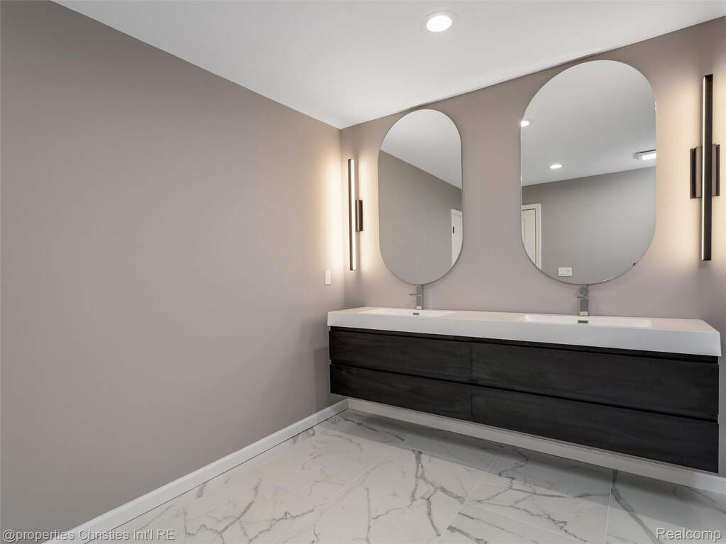 4 Bedroom Single Family Home/House's Image 27