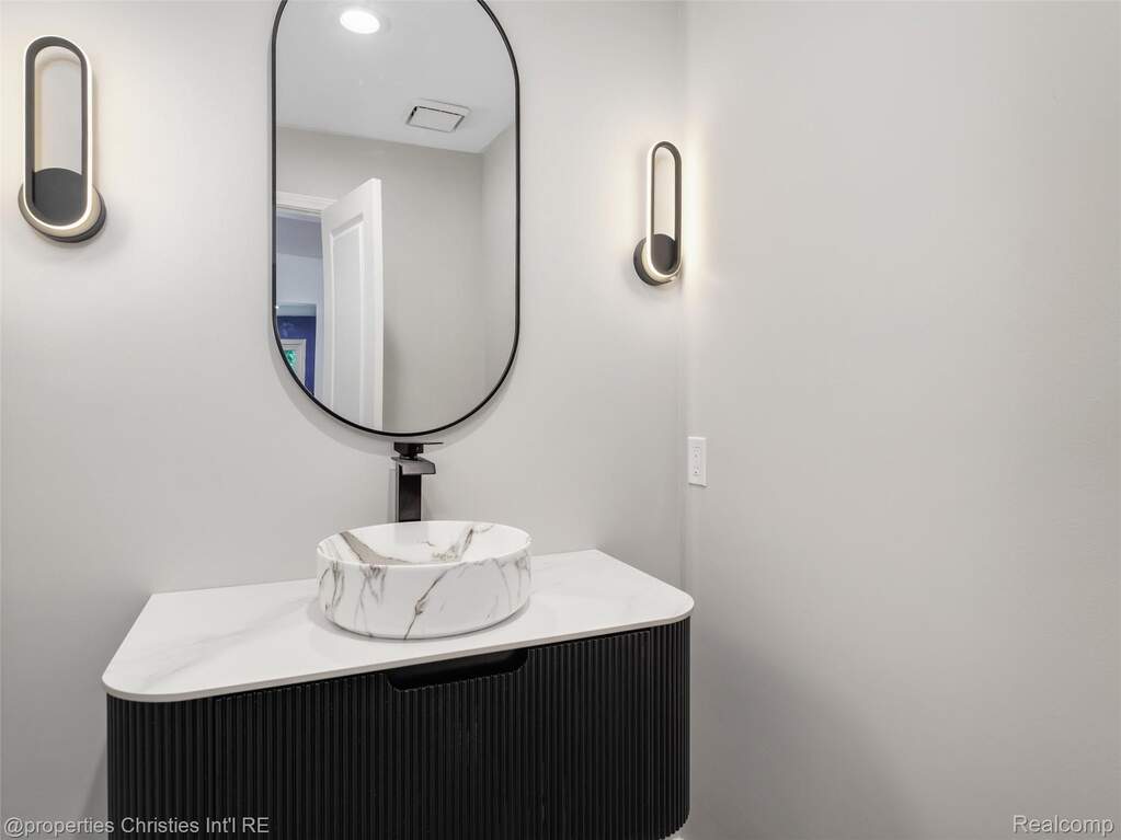 4 Bedroom Single Family Home/House's Image 6