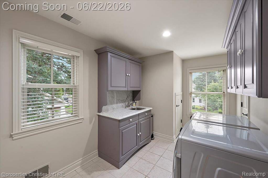 4 Bedroom Single Family Home/House's Image 38
