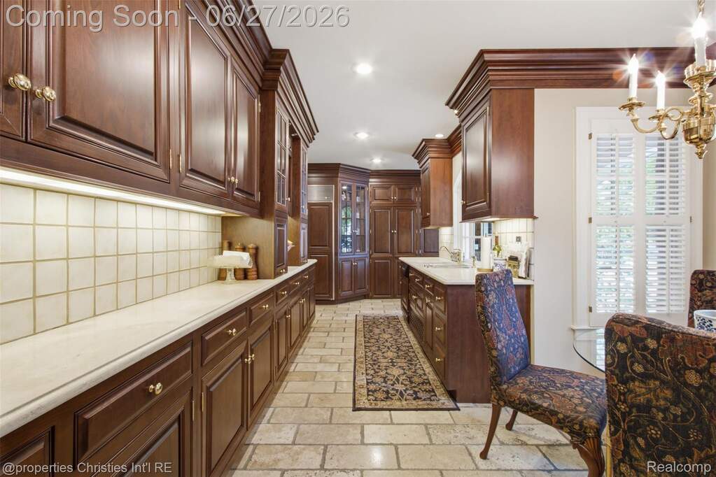 5 Bedroom Single Family Home/House's Image 9