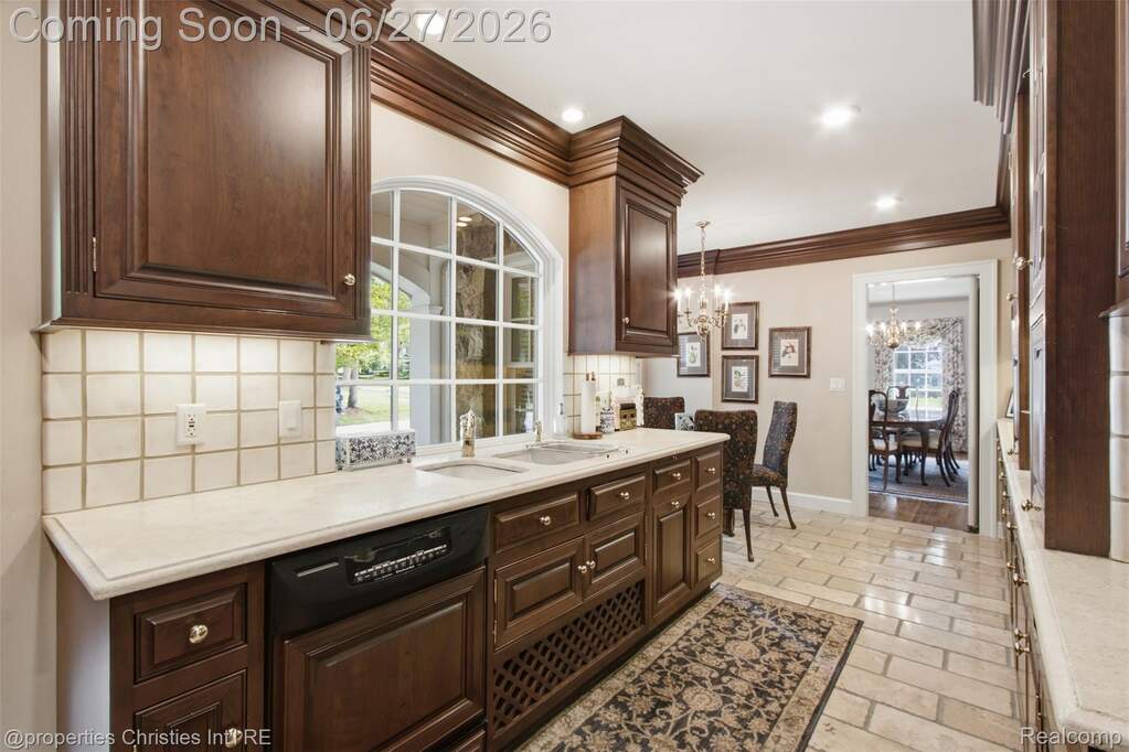 5 Bedroom Single Family Home/House's Image 11