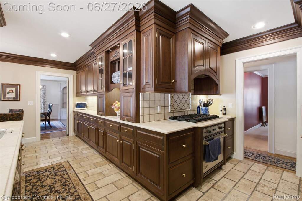 5 Bedroom Single Family Home/House's Image 12