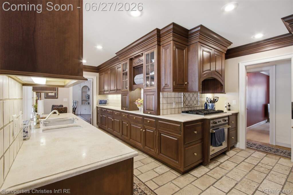 5 Bedroom Single Family Home/House's Image 13