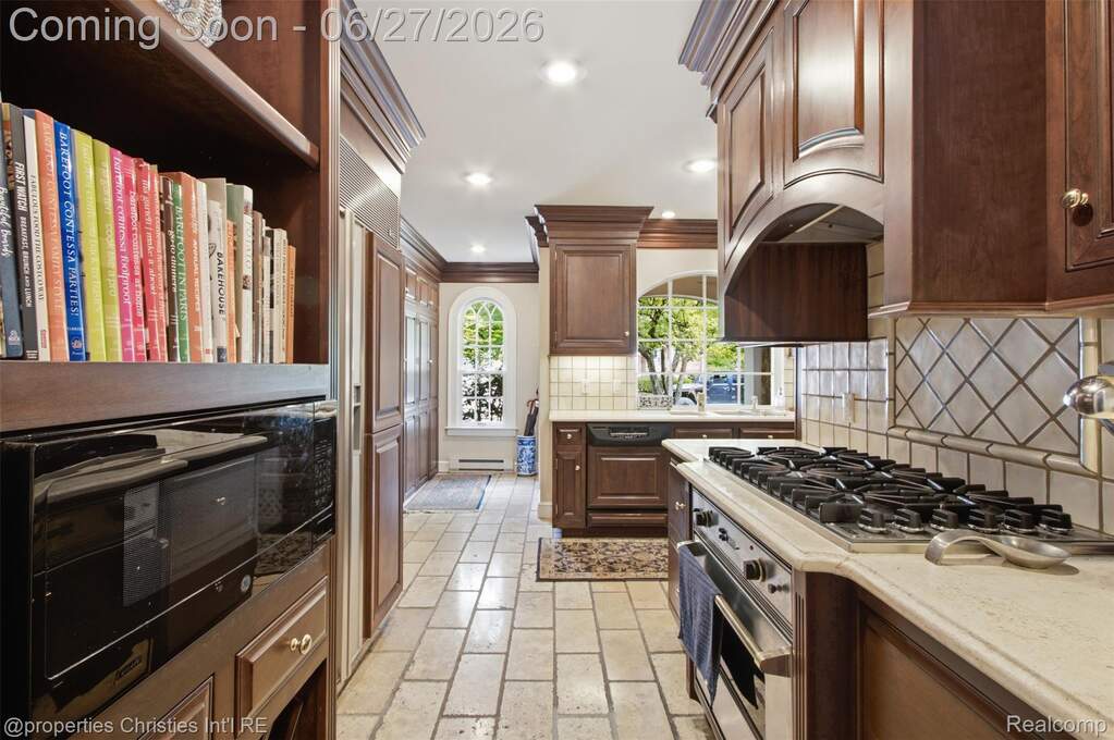 5 Bedroom Single Family Home/House's Image 14