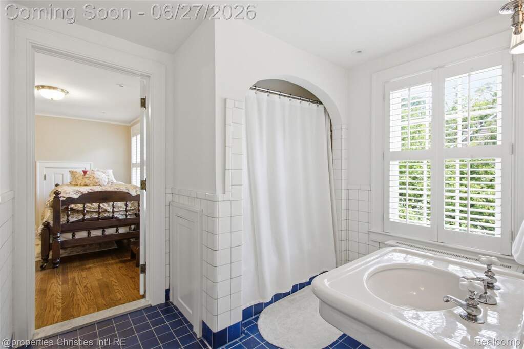 5 Bedroom Single Family Home/House's Image 22