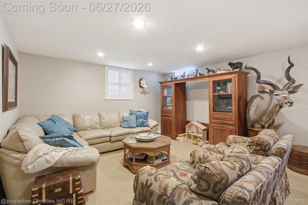 5 Bedroom Single Family Home/House's Image 32